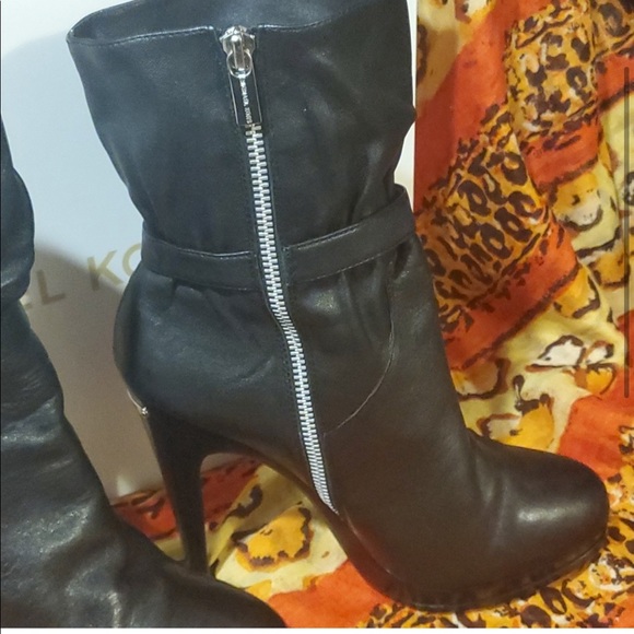 Like new Michael Kors boots size 9 leather - Picture 3 of 10